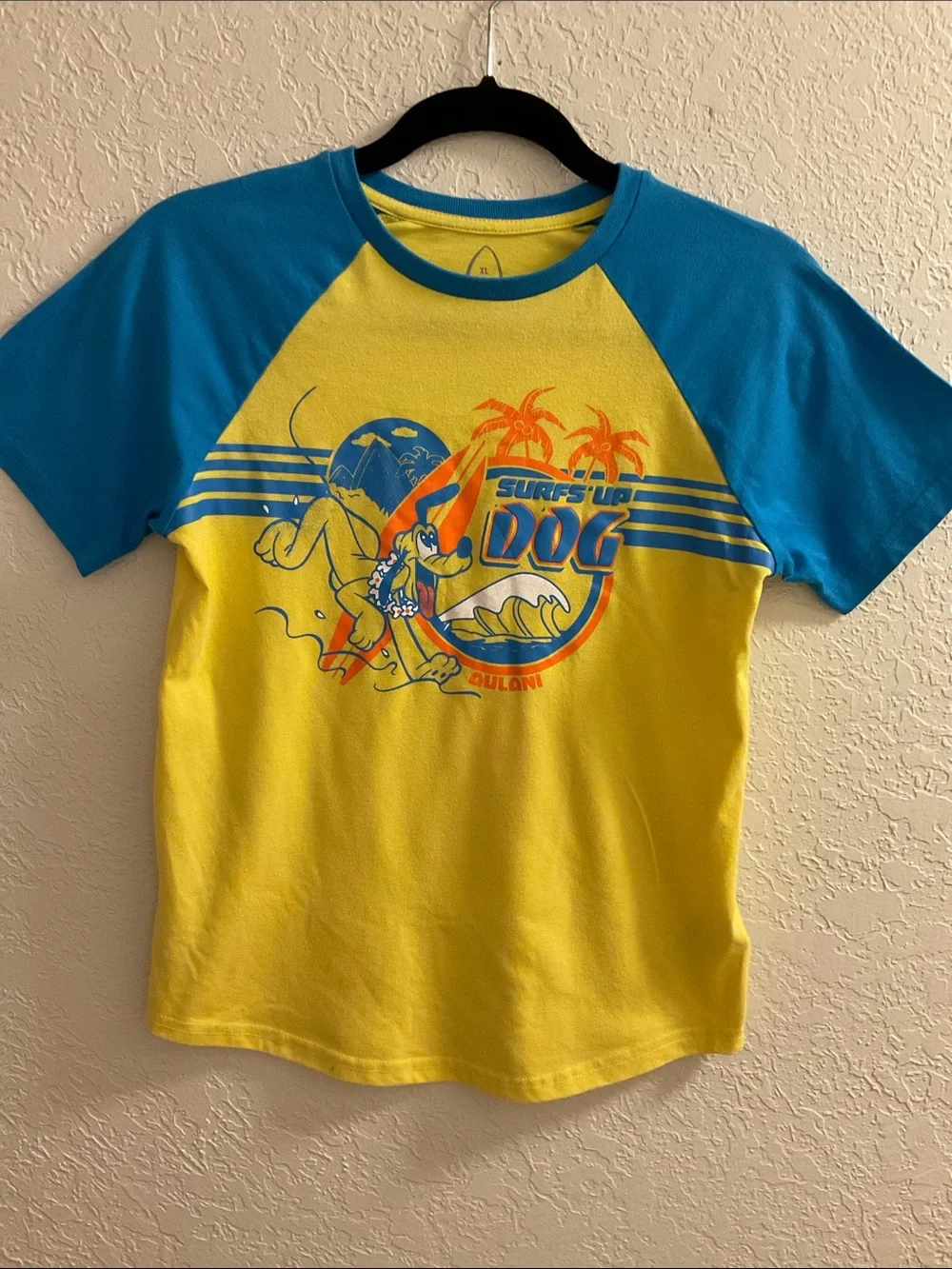 Disney Aulani - TEE Surfs-Up Dog- Yellow/Blue - Short Sleeve - Size XL